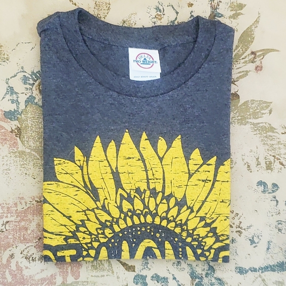 🔥Best Mom Ever T-shirt 🌻 - Picture 3 of 5